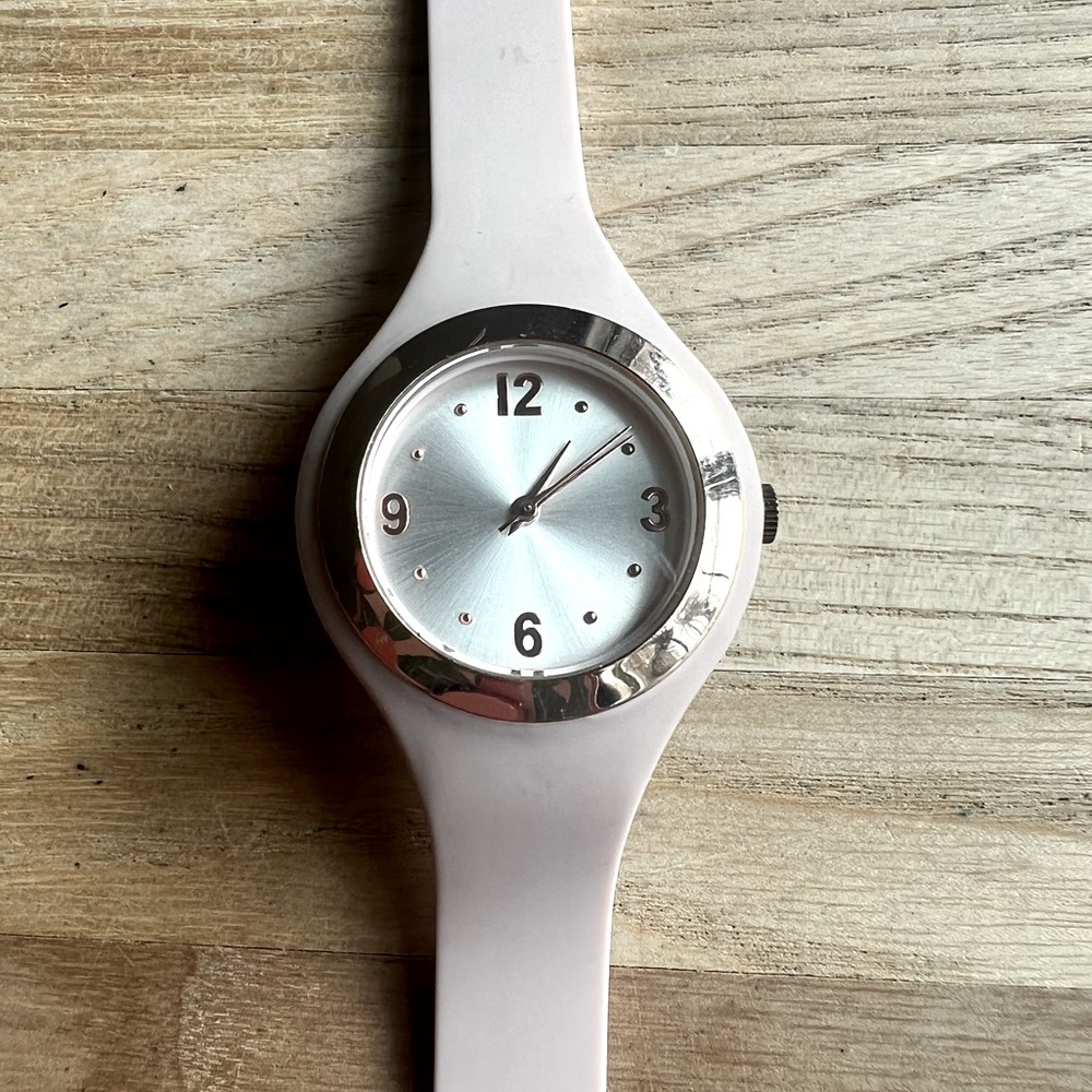 Ladies blush pink silicone band with rose gold tone watch NEW BATTERY